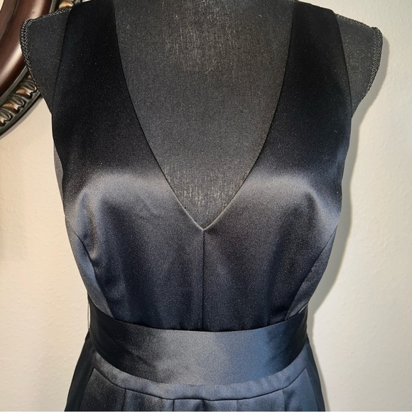White House Black Market Women’s Black Sleeveless Satin Feel V-Neck Tulle 10